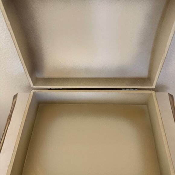 Beautiful Vintage 8” x 10” Floral Wood Hinged Box - Picture 4 of 6